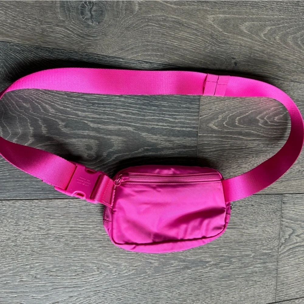 Lululemon Everywhere Belt Bag 1L in Sonic Pink